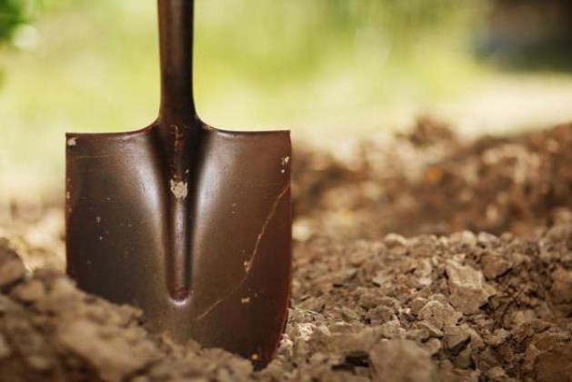 Как глубоко следует копать почву
